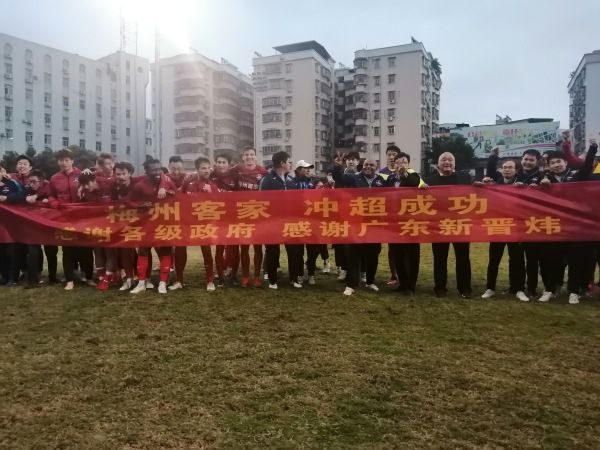 观众们热爱的亚丝娜已经从初入游戏的新手，成长为对抗怪物的真正骑士了，更在对抗终极Boss中与桐人并肩作战